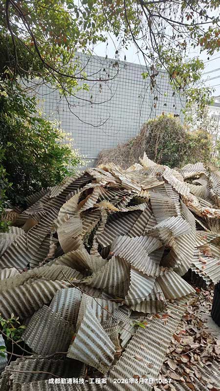 圆形冷却塔填料更换方法 圆形冷却塔填料施工前对现场的其他设备进行保护、隔离、挂牌;对楼面防水层铺设施工材料布，防止损坏。旧冷却塔填料拆除，需将电机电源关闭，拆除冷却塔填料部位拉筋，拆除旧填料，塔内垃圾清理，清理现场。