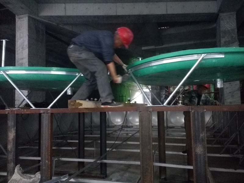 盾构机循环冷却系统配置两台 DNBL3-60T 圆形逆流冷却塔